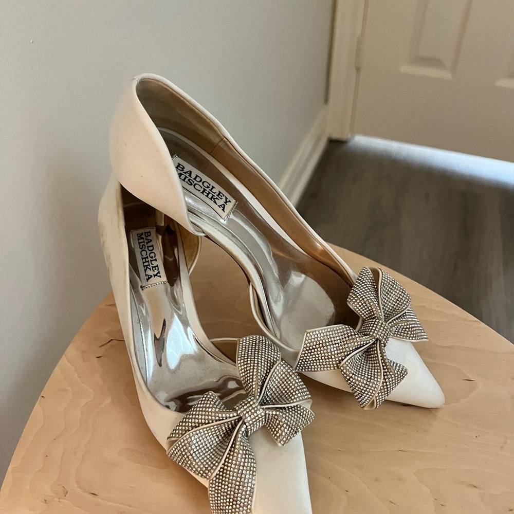 Badgley Mischka Ivory Heels with Rhinestone Bow (Size 6.5)